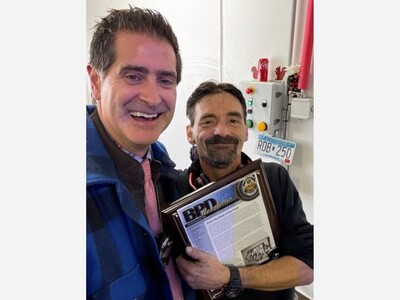 A Small Gesture, A Big Impact: How a Blaine Car Wash Employee Built an Unseen Tribute to Local Officers