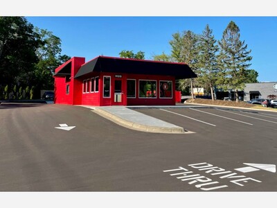 Vehicle Slides Into Red’s Savoy Pizza in Blaine as Icy Conditions Trigger Wave of Crashes Across North Metro