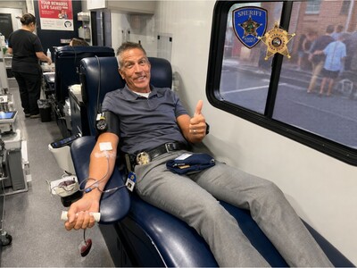 MINNEAPOLIMEDIA NEWS | Sheriff Brad Wise and Anoka County Staff Roll Up Their Sleeves During Community Blood Drive