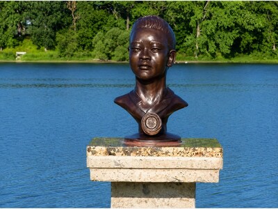 MINNEAPOLIMEDIA NEWS | Mother and Son Charged After Stolen Suni Lee Bronze Bust Found in Saint Paul Apartment