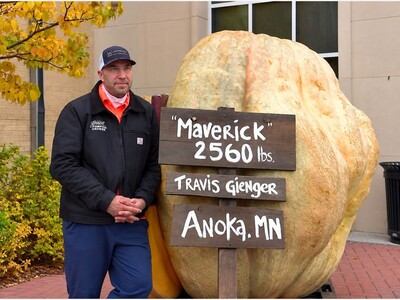MINNEAPOLIMEDIA NEWS | Anoka's Travis Gienger Wins Fifth World Pumpkin Championship With 2,389-Pound Rocky